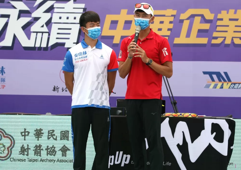 魏均珩(右)同框奧運奪銀隊友鄧宇成,透露了一段溫馨小故事。720armour運動眼鏡/提供。