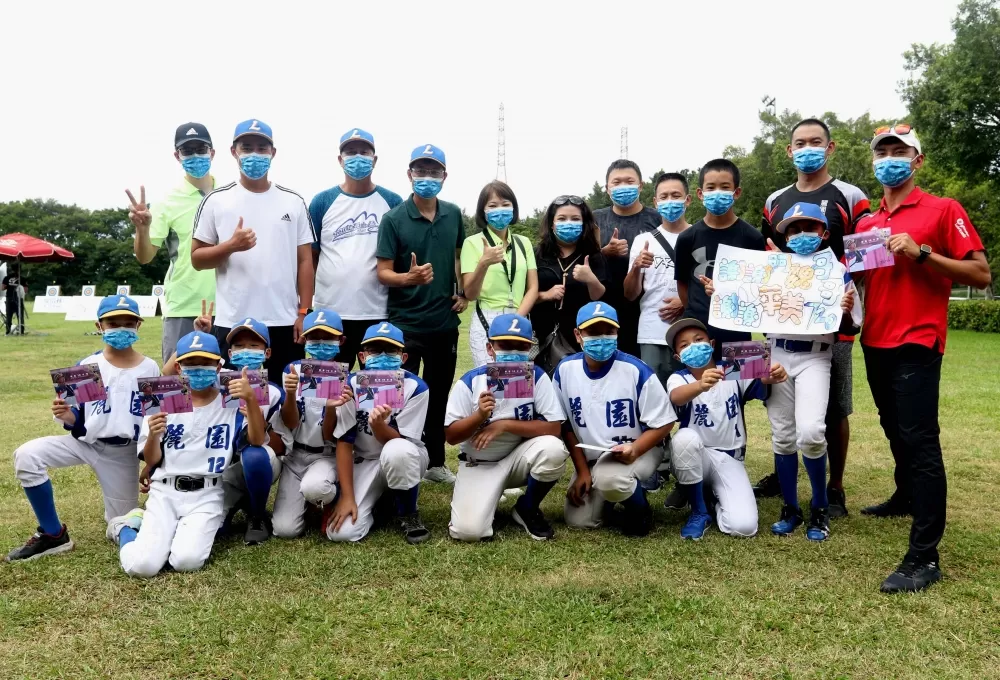 魏均珩和麗園國小少棒隊相見歡。720armour運動眼鏡/提供。