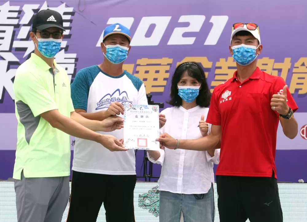 魏均珩(右起)和華美720副總許美惠致贈「WEI,一箭穿心鏡」,給麗園國小少棒隊教練陳憲章和後援會會長陳志瑋。720armour運動眼鏡/提供。