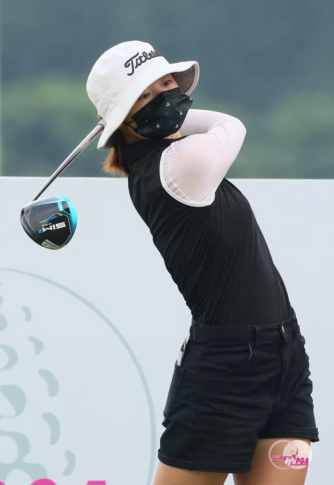 洪玉霖69桿(-3),暫並列第二。