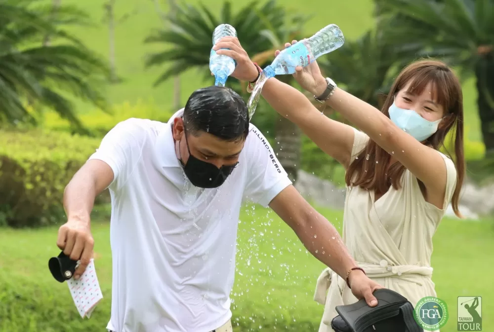 ThreeBond仰德挑戰賽,許閎軒奪冠後接受潑水祝賀。鍾豐榮/攝影(下同)。