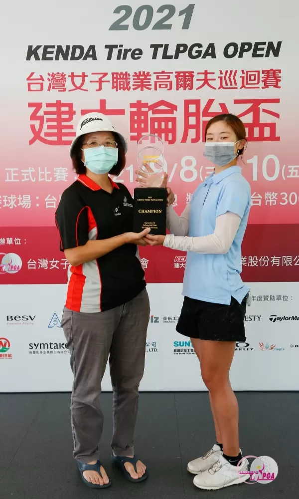 冠軍紐西蘭籍洪玉霖(右)與媽媽合影。