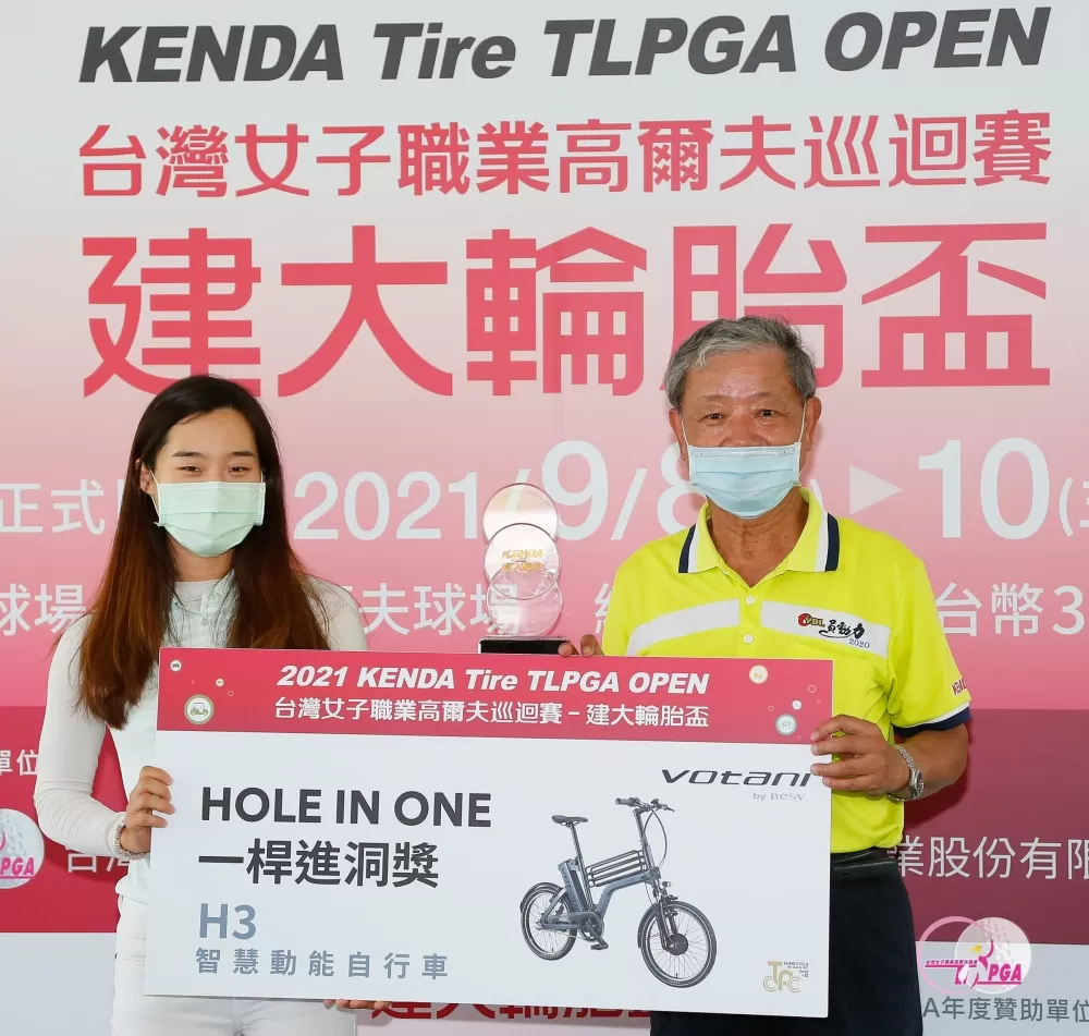 建大工業股份有限公司總裁楊銀明(右)抽獎,由職業選手溫娣獲得。