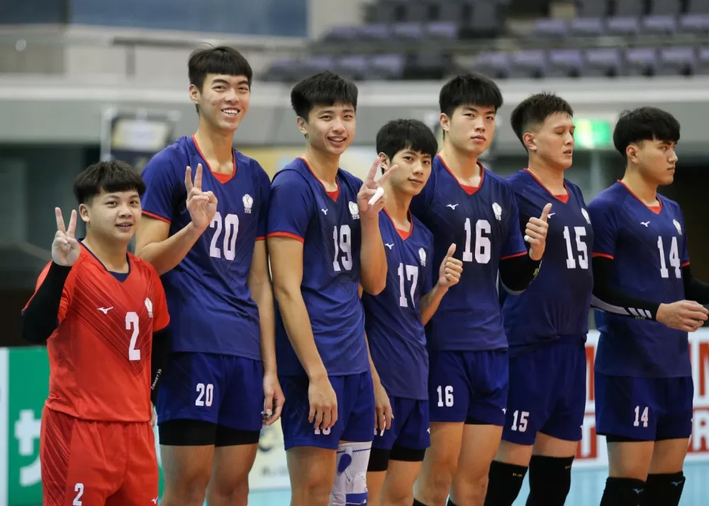 200公分的蔡沛彰(左二)和自由球員張昀亮(左)的超萌身高差。。