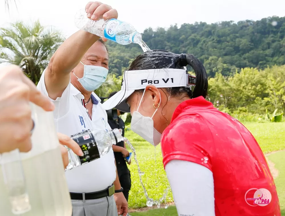 關西鎮鎮長劉德樑(左)潑水慶賀陳敏柔贏得冠軍。