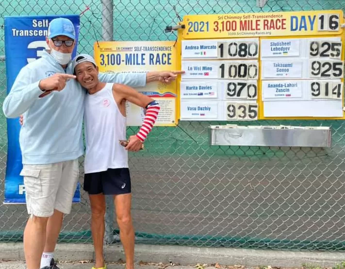 羅維銘破紀錄後,開心地和賽事總監Sahishnu Szczesiul(左)合影。Renny Shih 提供(下同)。