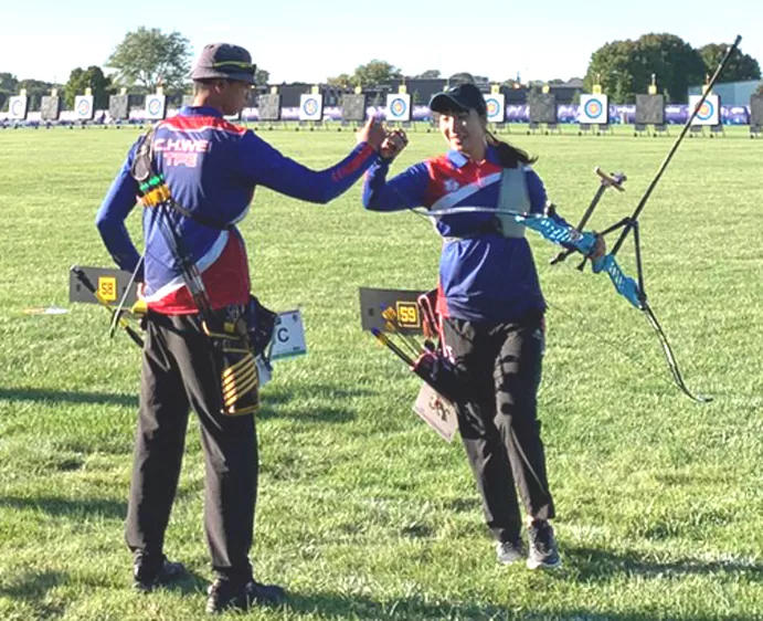 魏均珩(左)混雙和呂岱凌搭檔射進16強,兩人在比賽中互相打氣。中華隊教練團提供。