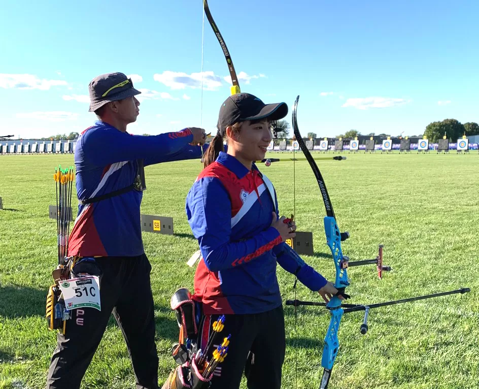魏均珩(左)混雙和呂岱凌搭檔射進16強。中華隊教練團提供。