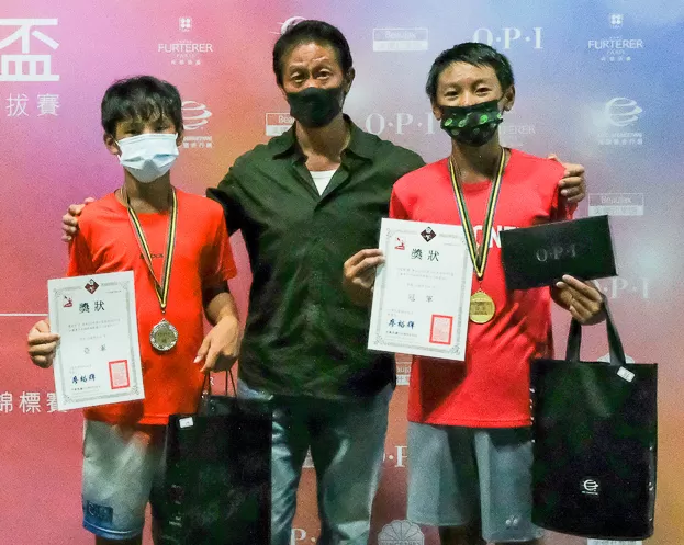 美傑仕集團董事長陳睿豐頒獎予14歲男單冠軍何宸輝(右)、亞軍陳冠守(左)。(圖/海碩整合行銷提供)