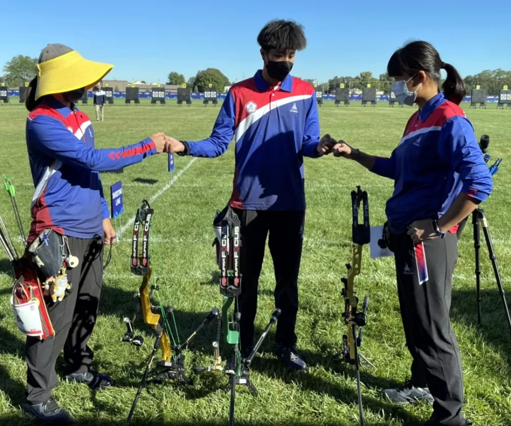 中華複合弓女團互相打氣。中華隊教練團提供。