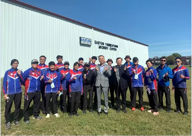 我國駐丹佛辦事處處長張詩瑞(著西裝者)、副組長陳文昌到場為中華隊加油。中華隊教練團提供(下同)。