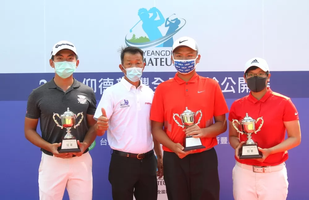 仰德育樂台青盃執行長陳榮興(左二)和男A組冠軍淡水球場呂孫儀(左一)、.男B組冠軍桃園球場陳宣佾(右二).、女子組冠軍北市大陳伶潔(右一)合影。