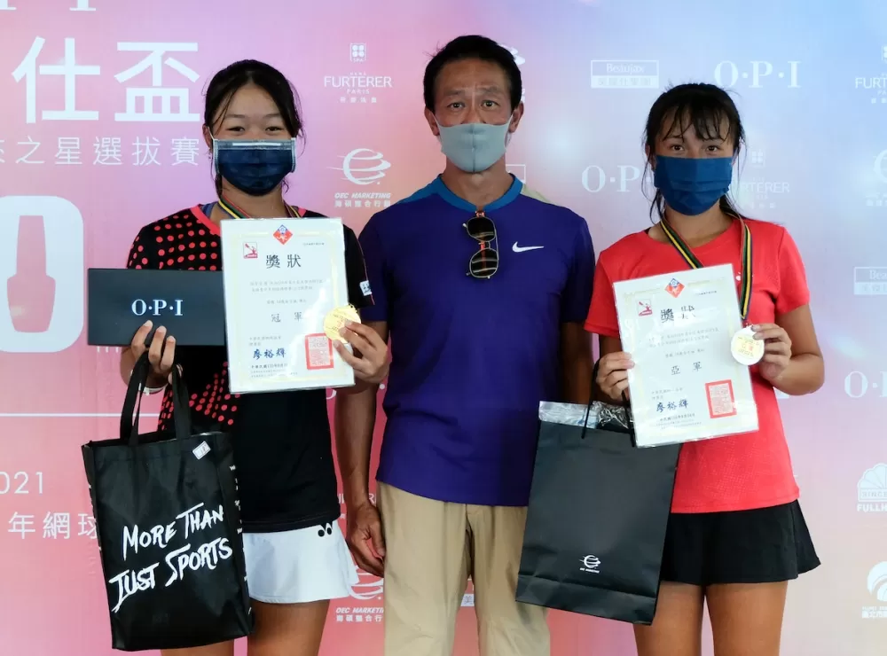 18歲女單冠軍林芳安（左）／亞軍陳亭安（右）。