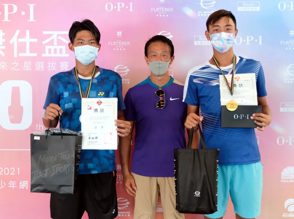 18歲男單冠軍楊凱翔（右）／亞軍邱靖璋（左）。