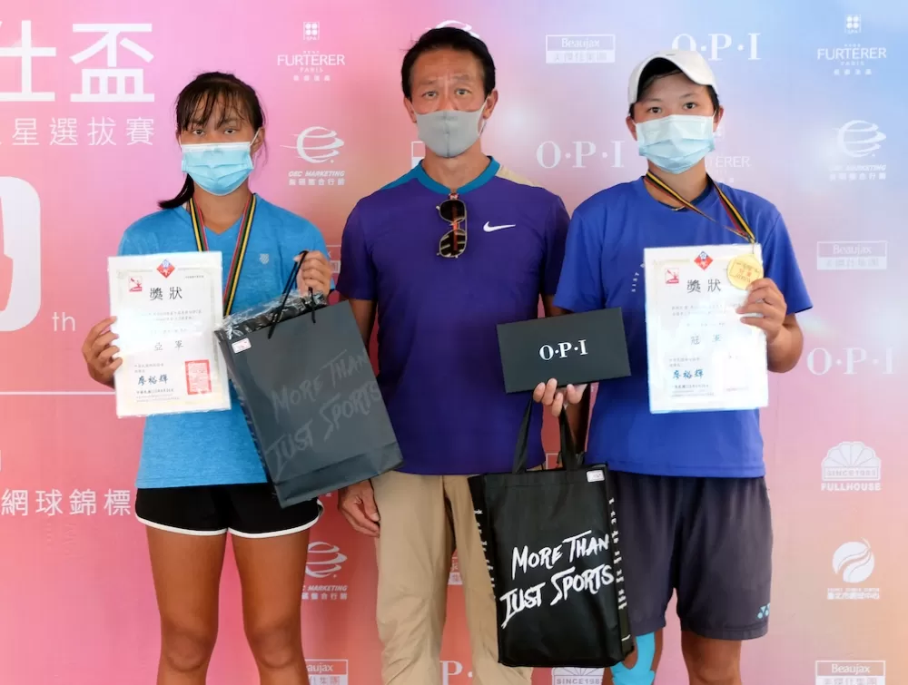 16歲女單冠軍黃靖淳（右）／亞軍蔡雨耘（左）。
