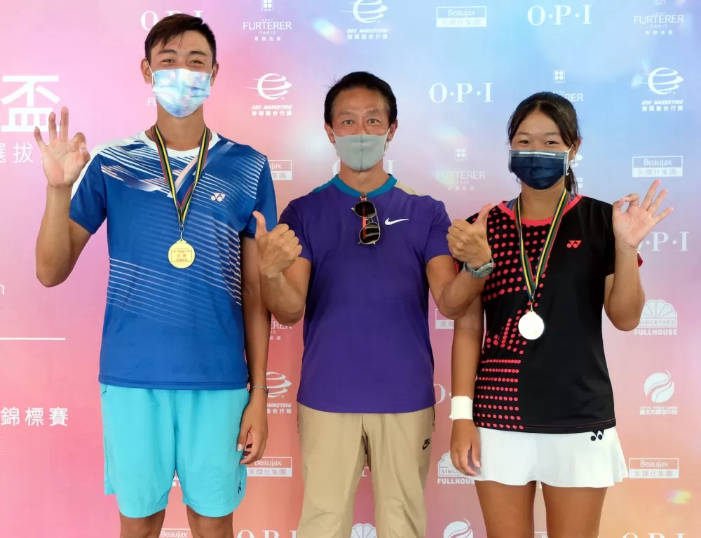 美傑仕集團董事長陳睿豐與單打三連霸選手楊凱翔（左）、林芳安（右）合影留念。