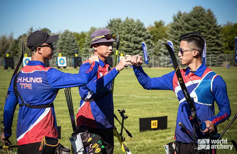 中華男團比賽中互相打氣。取自世界箭總官網。
