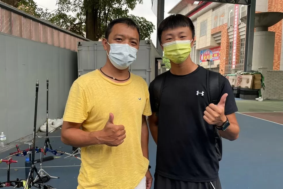洪晟皓(右)和教練徐梓益。洪晟皓提供。