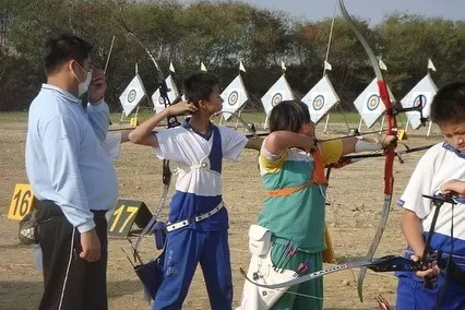 洪晟皓(左二)小時候,洪晟皓提供。