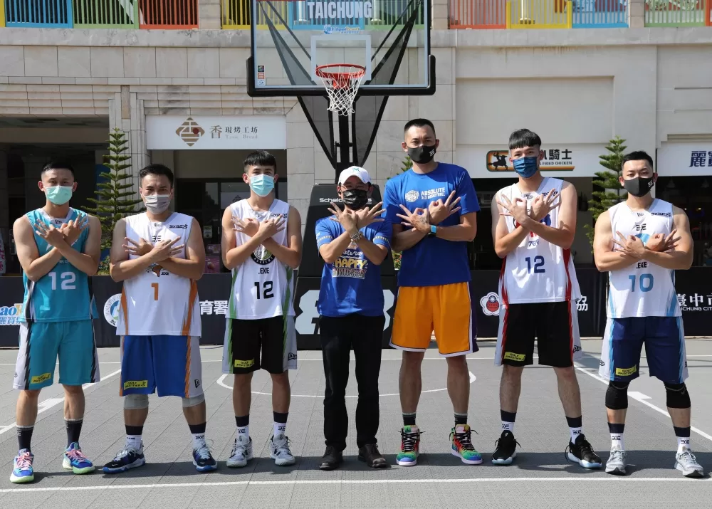 男子組第三回合麗寶樂園園長王永豪(右四)、聯盟執行長吳岱豪(右三)與球員合影。