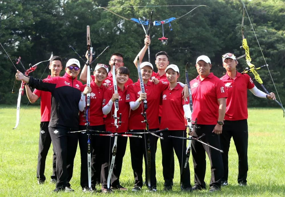 余冠燐(後排左一)和魏均珩(右)率寒舍集團在企箭聯賽三年例行賽封王。林嘉欣/攝影。