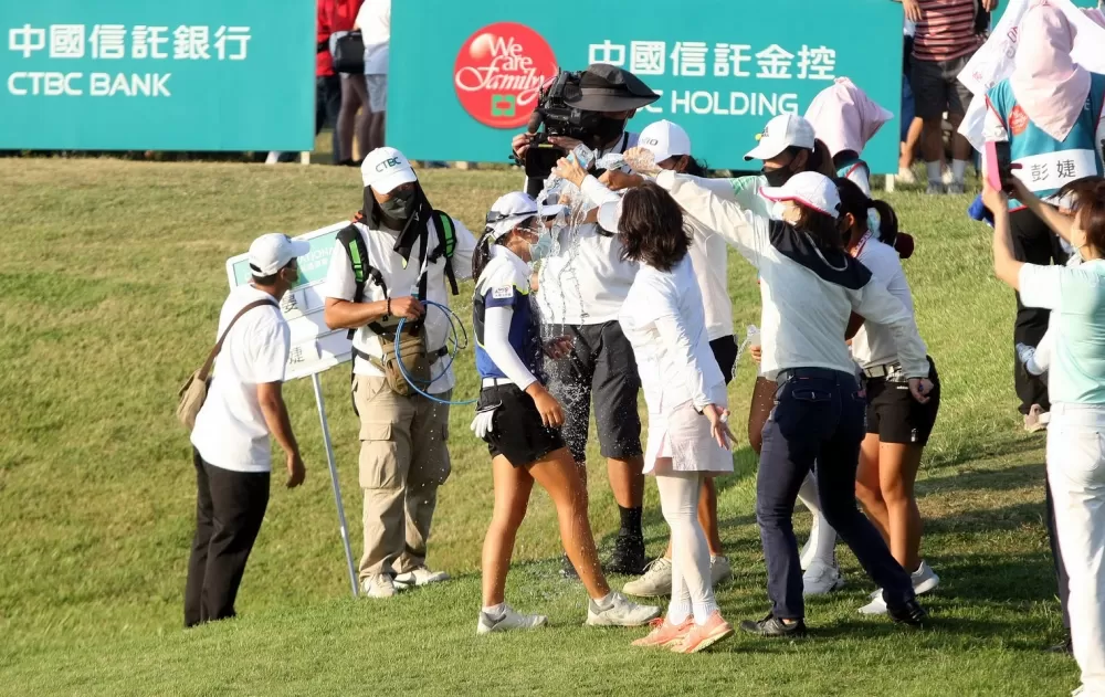 吳佳晏奪冠接受親友潑水慶賀。