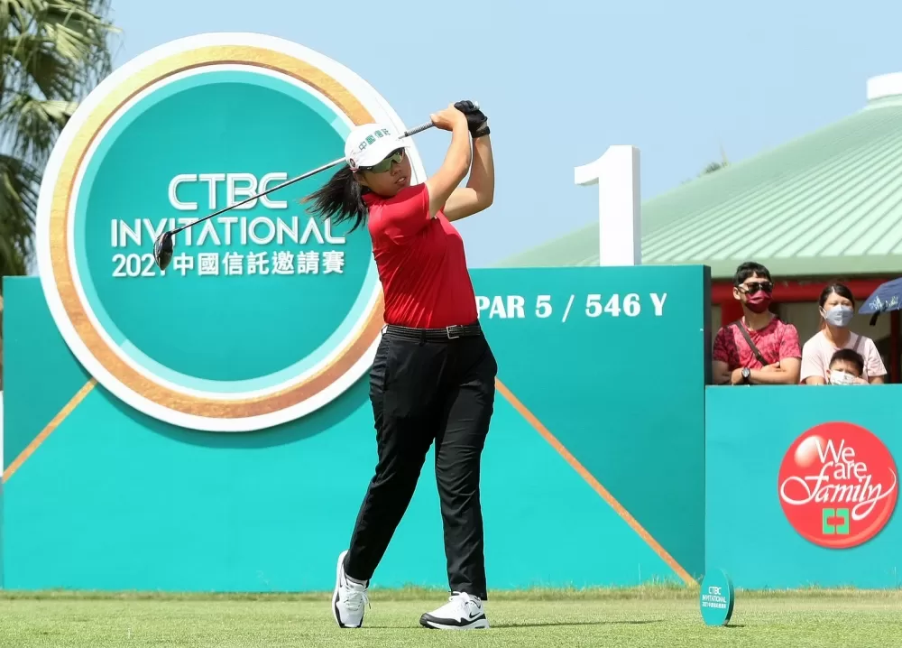 安禾佑在第一洞開球。