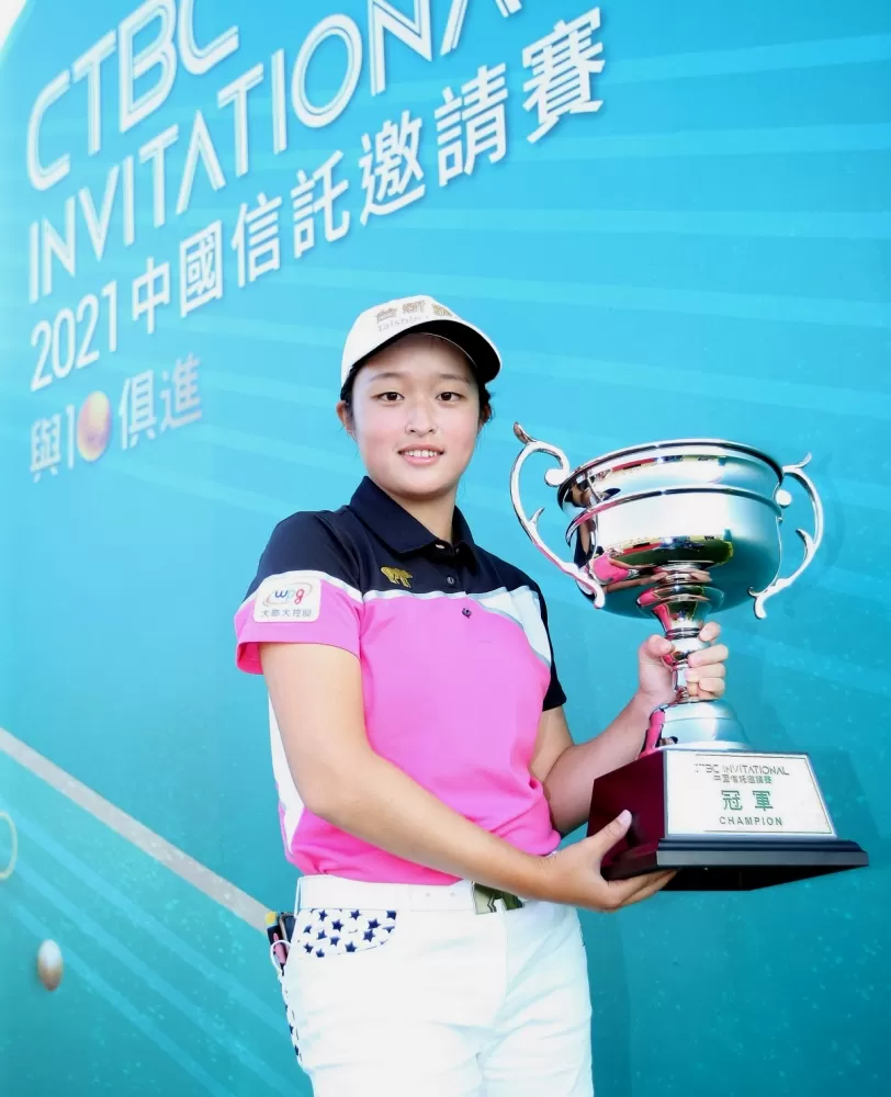 吳佳晏捧走冠軍獎盃。大會提供(下同)。