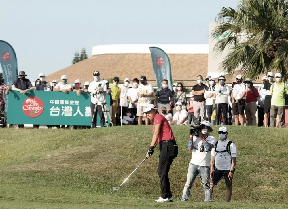 安禾佑開球,後方球迷觀賽。