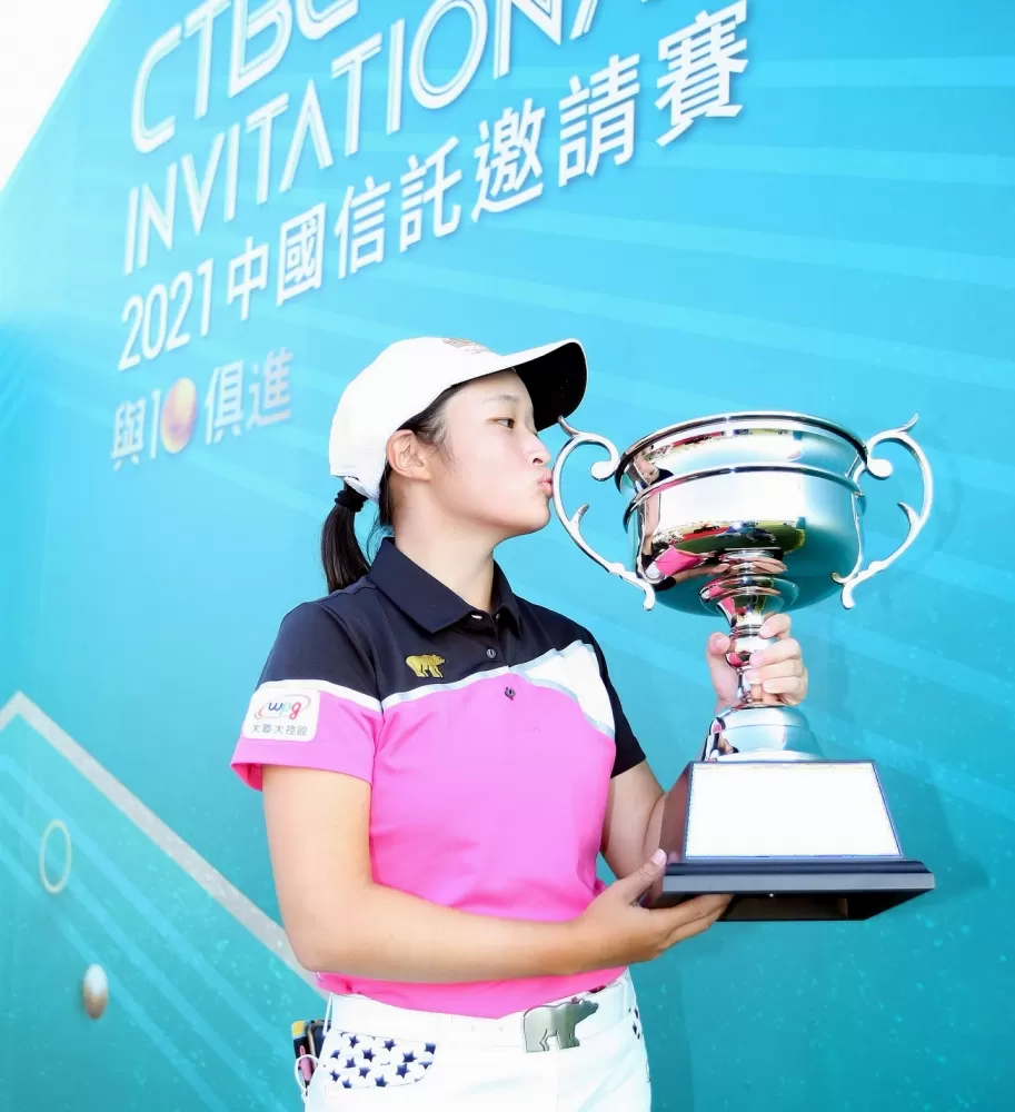 吳佳晏親吻冠軍盃。