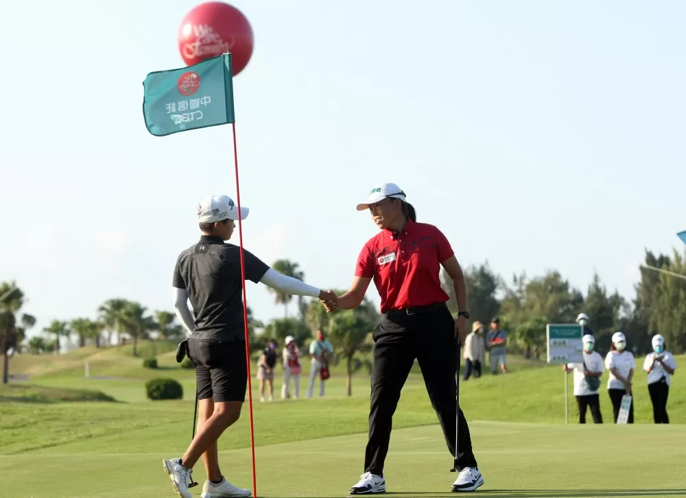 拿下第三名的安禾佑(右)獲勝後向李佳霈握手致意。