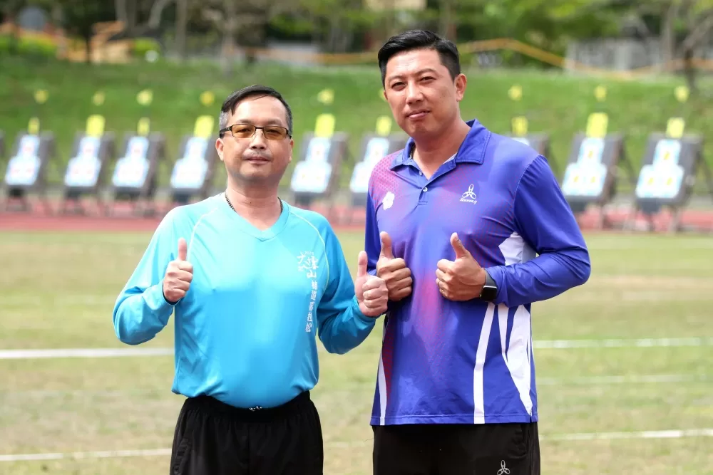 王正良(右)和恩師曾震仁。林嘉欣/攝影。