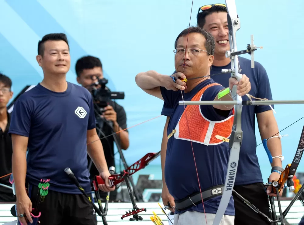 王正良(右)和恩師曾震仁(中)及隊友吳聰義,在2020年I Archery教練進擊盃射箭賽封王。林嘉欣/攝影。