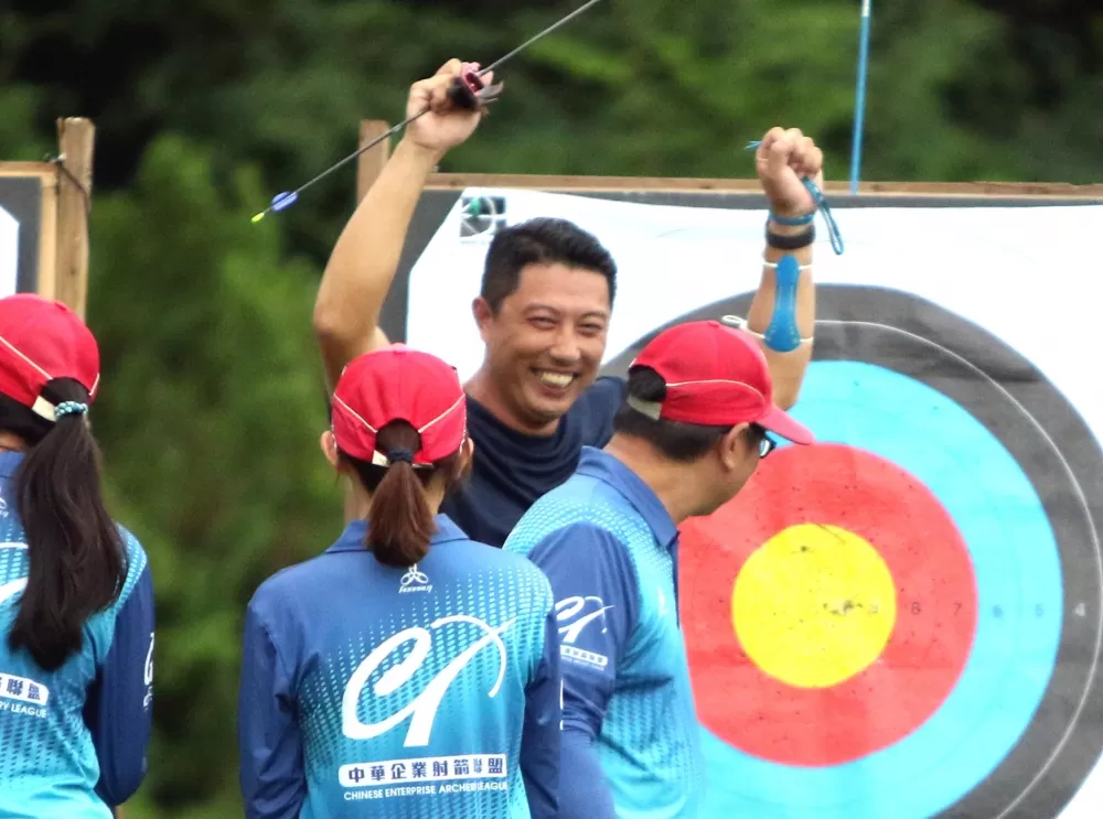王正良在I Archery教練進擊盃射箭賽封王開心振臂。林嘉欣/攝影。