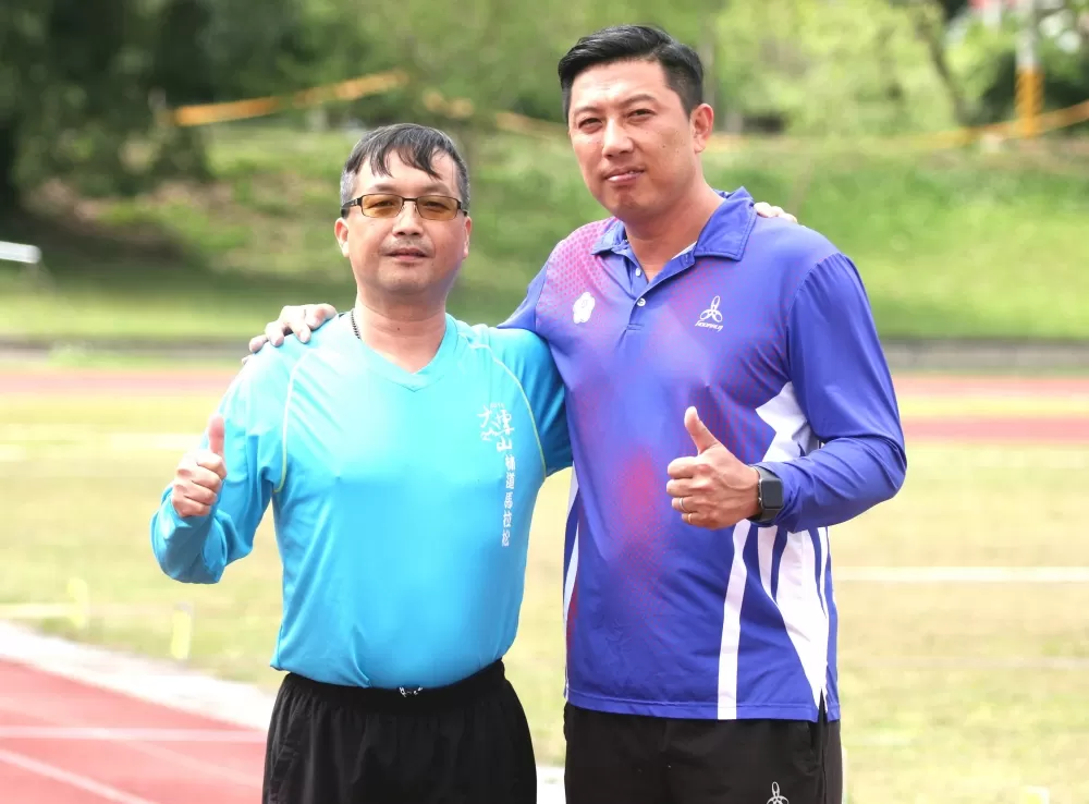 王正良(右)和恩師曾震仁。林嘉欣/攝影。