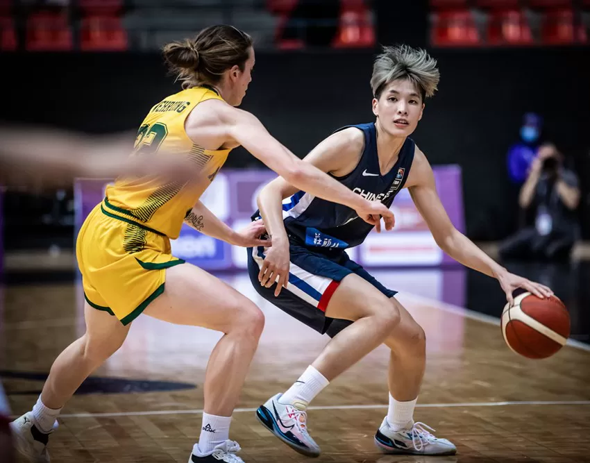 中華隊林育庭在對澳洲之戰，進2記三分球得12分、7助攻、6 籃板.。取自FIBA官網。