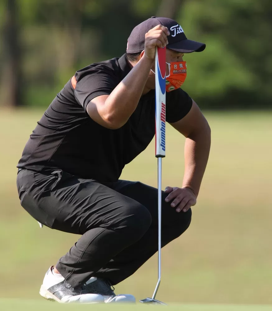 首度參賽的卓宗霖打出68桿暫居第一。
