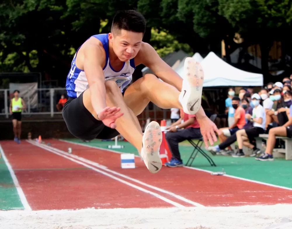 李允辰三級跳破大會紀錄 。林嘉欣/攝影。