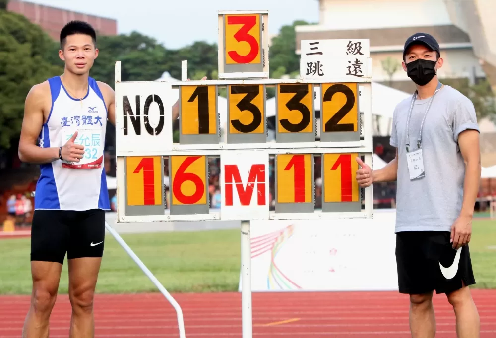李允辰三級跳破大會紀錄後和教練蔡易達合影 。林嘉欣/攝影。