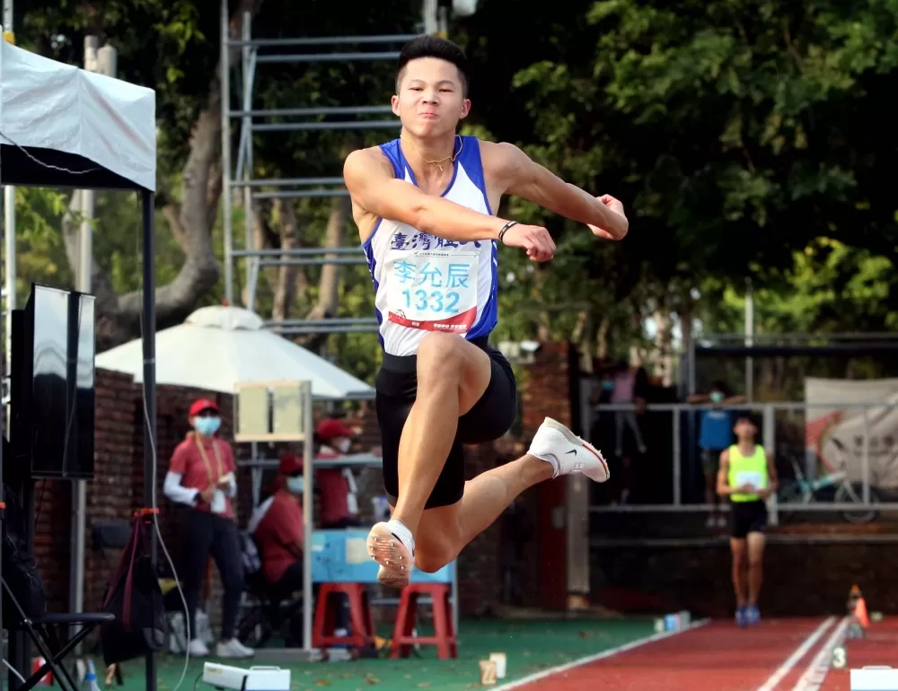 李允辰三級跳破大會紀錄 。林嘉欣/攝影。