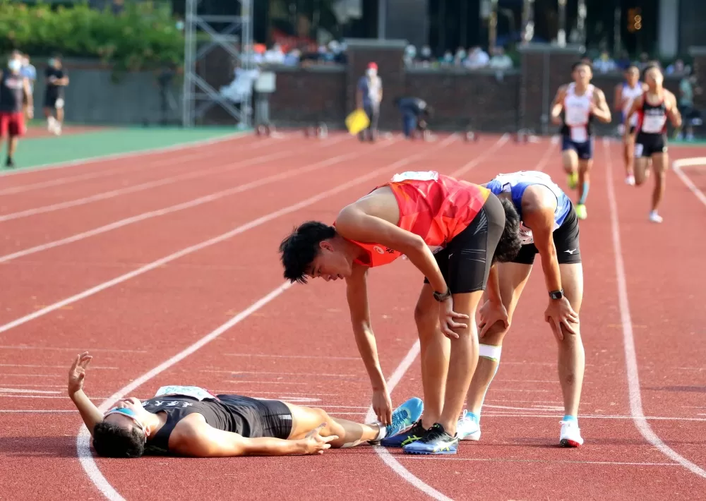 王晨佑走著完成1500公尺中的最後50公尺後,因嚴重抽筋痛苦倒地。林嘉欣/攝影。
