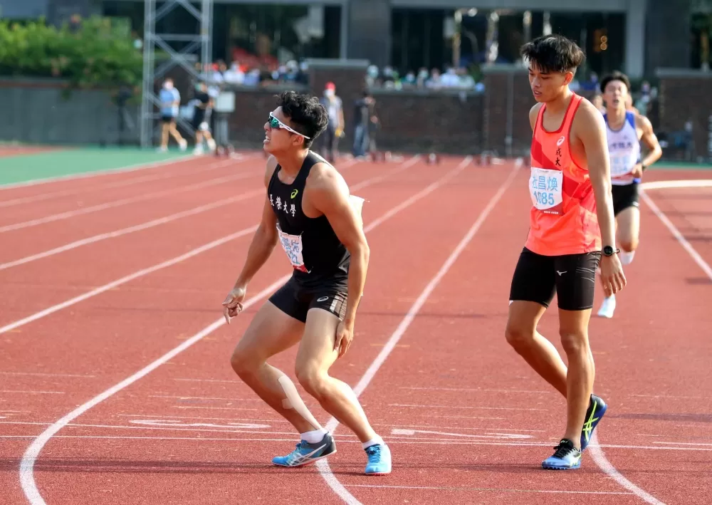 王晨佑(左)抵終點後不支。林嘉欣/攝影。
