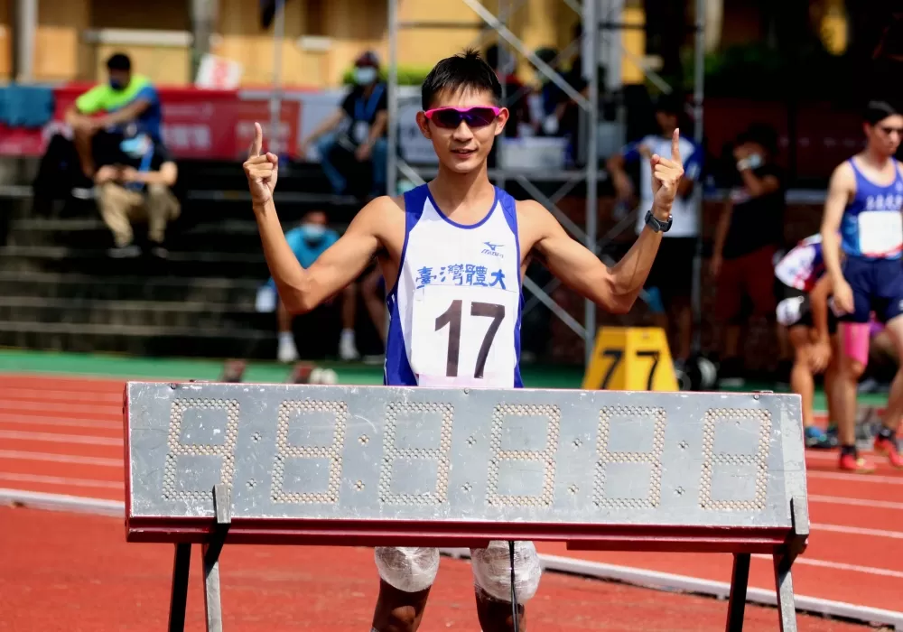台灣體大許嘉維在公開男生10000公尺競走破大會。林嘉欣/攝影。