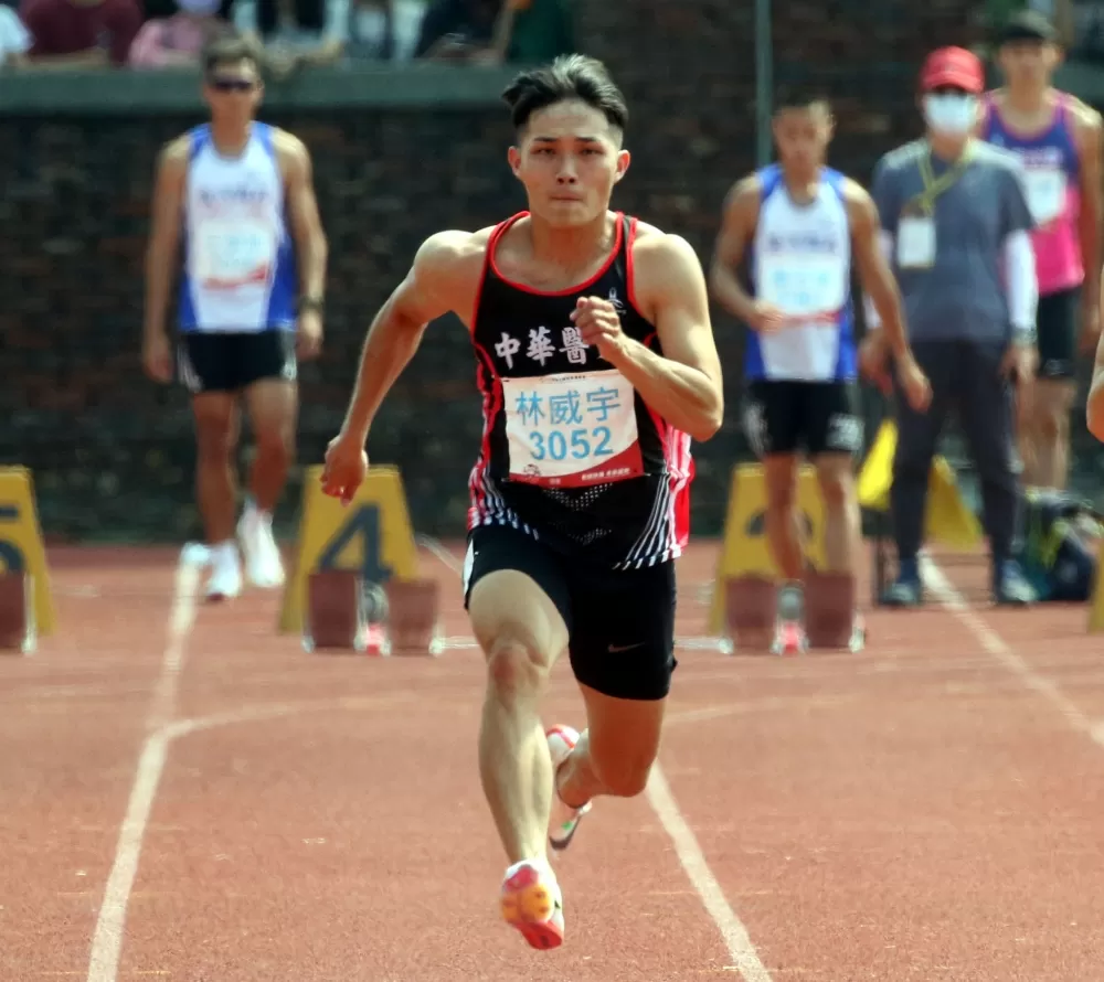 中華醫大林威宇逆風1.5飆10.68奪金。林嘉欣／攝影。