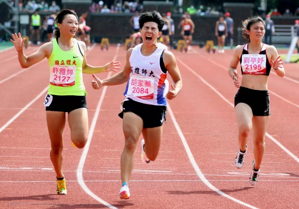 胡家蓁（中）奪金。林嘉欣／攝影。
