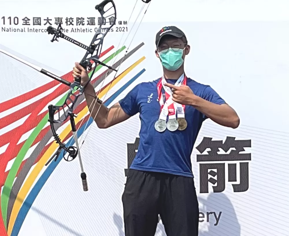 台大實習醫生潘岳彤在全大運男子複合弓個人賽連莊。台大射箭隊提供。