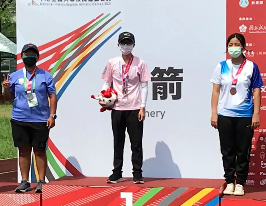 中山大學賴亭諭（中）三金入袋。中山大學射箭隊提供。