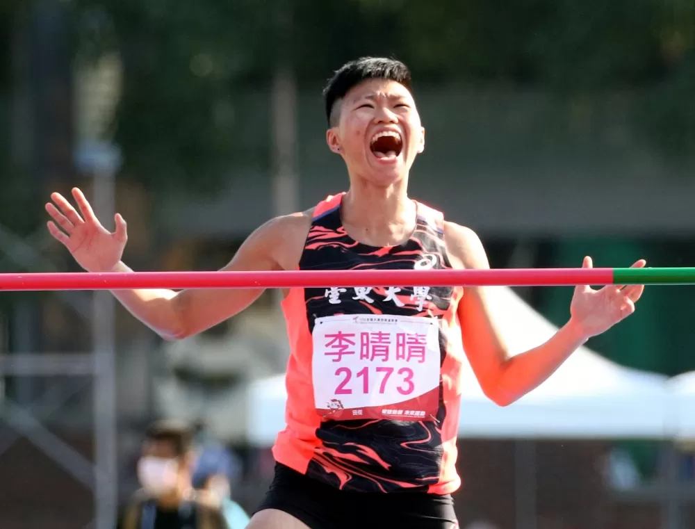 李晴晴打破高縣32年全國紀錄後開心大叫。林嘉欣/攝影。