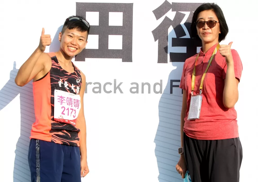 李晴晴和原女子跳高全國紀錄保持人蘇瓊月相見歡。林嘉欣/攝影。