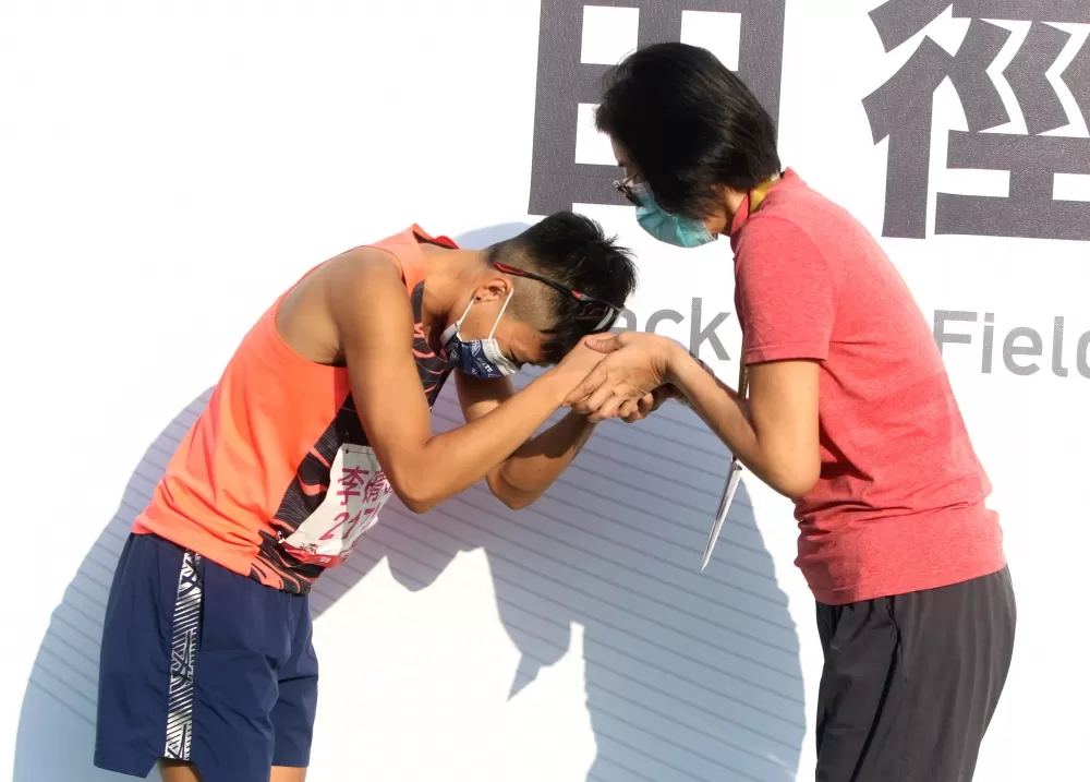 李晴晴看到原女子跳高全國紀錄保持人蘇瓊月超激動。林嘉欣/攝影。